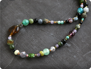 Бусы из камней